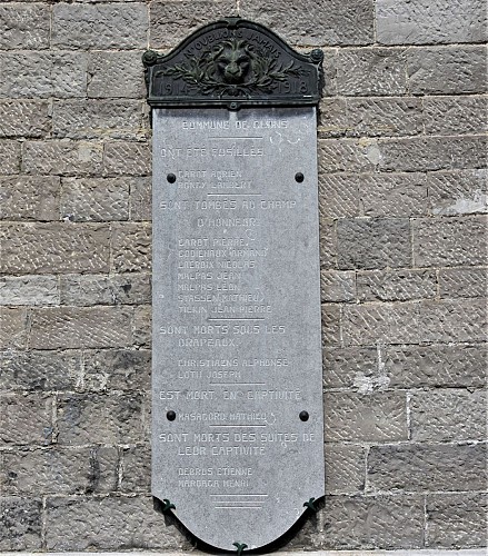Monument aux morts des deux guerres, situé à côté de l’église St-Victor.