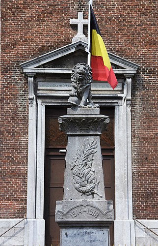 Monument ter herdenking van de gesneuvelden, gelegen voor de St-Lambertus kerk.
