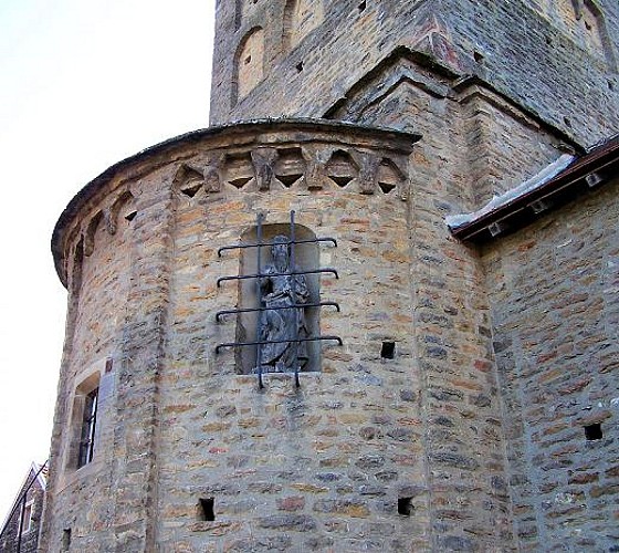 Donzy-le-Pertuis : arcatures et statue extérieure