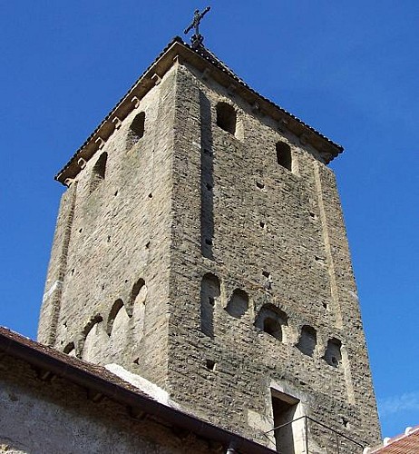 Donzy-le-Pertuis : clocher roman à bandes lombardes