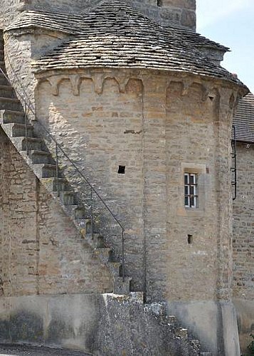 Donzy-le-Pertuis : escalier de l'église