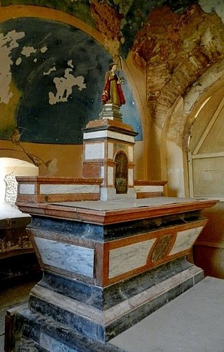 Donzy-le-Pertuis : choeur de l'église