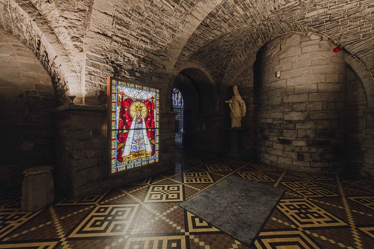 Vitraux à l'intérieur de la Basilique Saint-Materne à Walcourt