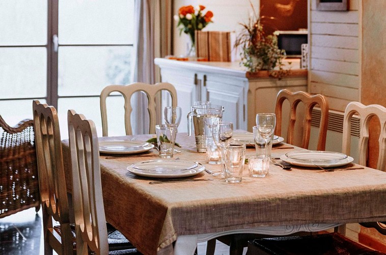 Salle à manger du gîte A l'Ombre du Clocher à Sivry-Rance