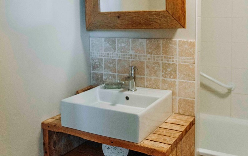 Salle de bain du gîte A l'Ombre du Clocher à Sivry-Rance