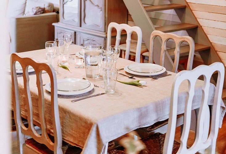 Salle à manger du gîte A l'Ombre du Clocher à Sivry-Rance