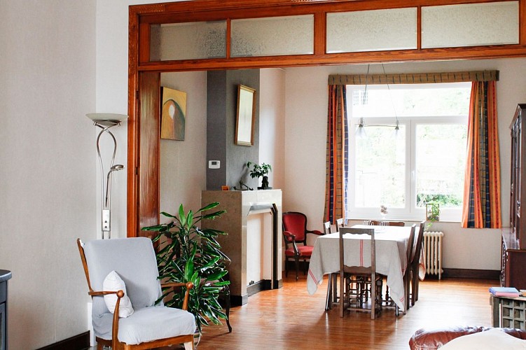Wohnzimmer und esszimmer die ferienunterkunft Escale de Flore in Thuin