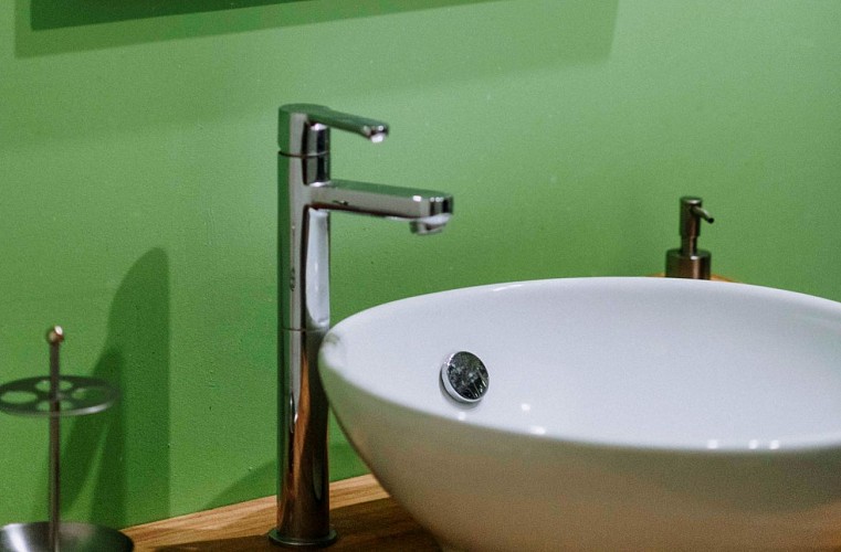 Salle de bain du gîte A La Petit Eolienne à Froidchapelle