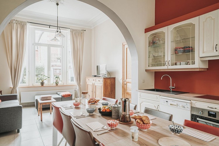 Einbauküche und Wohnzimmer in Gîte de la Principauté in Chimay