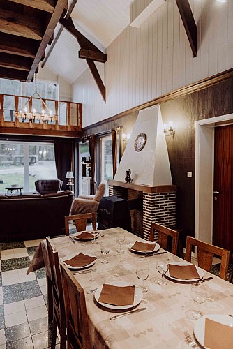 Salle à manger du meublé Le Chalet à Sivry-Rance