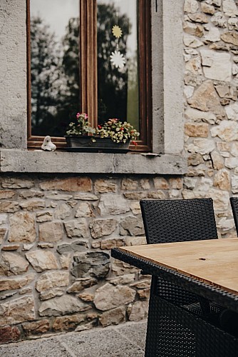 Garden table at the cottage Rêve d'Eau in Momignies