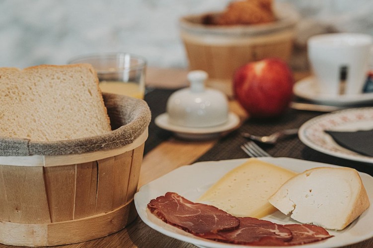 Breakfast at Auberge de l'Abbaye d'Aulne in Gozée