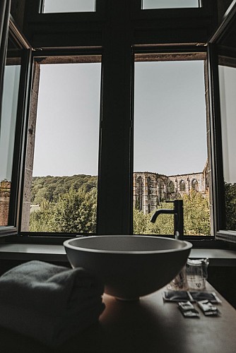 Badkamer in Auberge de l'Abbaye d'Aulne in Gozée