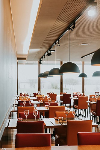 Restaurant room of Rôtiss'heure in Froidchapelle