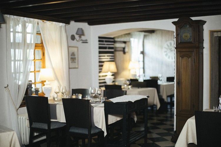 Salle du restaurant La Bonne Auberge à Viroinval