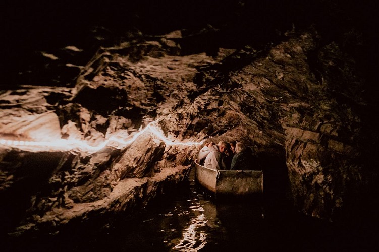 Promenade en barque aux grottes de Neptune à Couvin