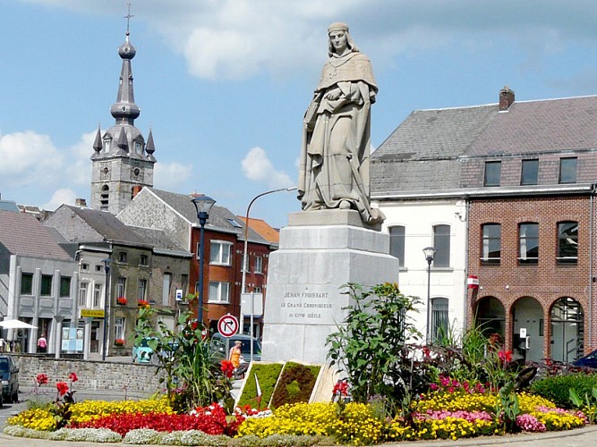 Clocher et place Froissart à Chimay