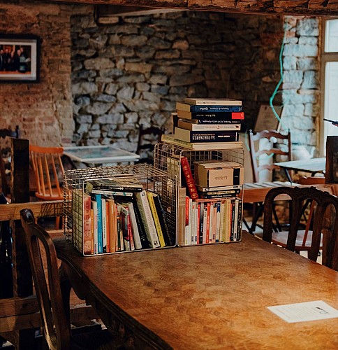 Intérieur de la brasserie des eaux vives à Doische