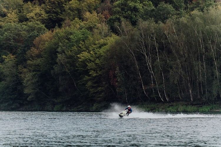 Jet-skieur sur le lac de l'Eau d'Heure à Froidchapelle