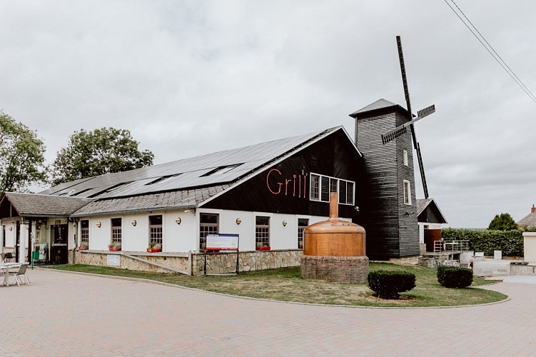 Buitenkant van brouwerij van de Fagnes met tank and windmolen in Couvin