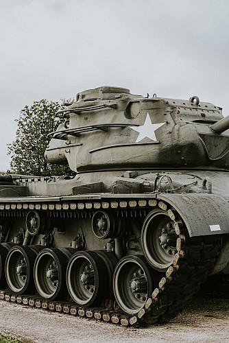 Exposition d'un tank au Musée 40-44 à Momignies