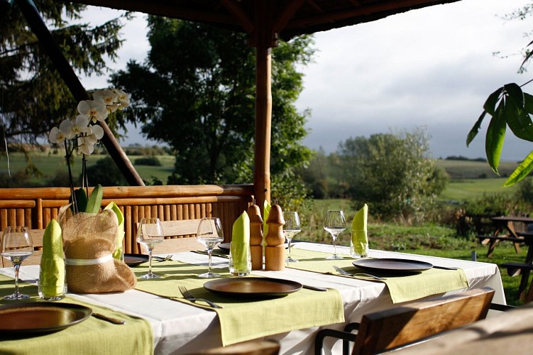 Garden table at the Pré en Bulles cottage in Labuissière