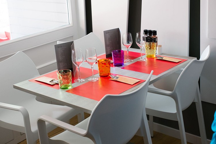 160832_orpheo-santarelli_-table