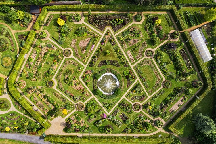 00068941--Jardins fleuris du Château des Ducs d'Havré