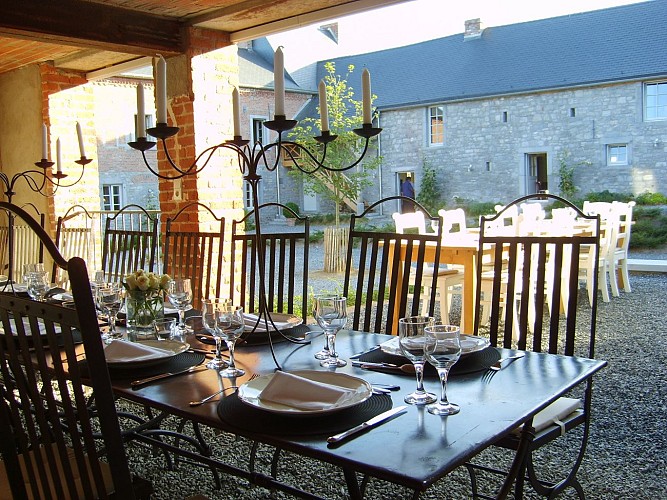 Ferme de Foy Cour Terrasse couverte