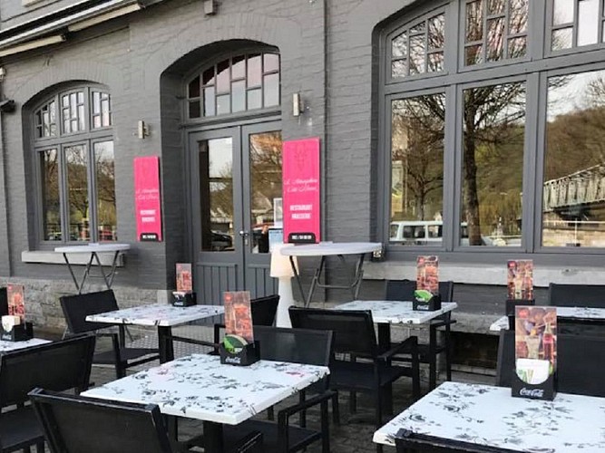 L-atmosphere-cote-meuse-restaurant-anseremme-1