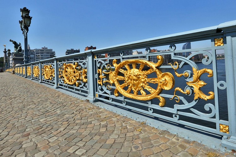 Pont de Fragnée - Liège - rambardes avec médaillons.