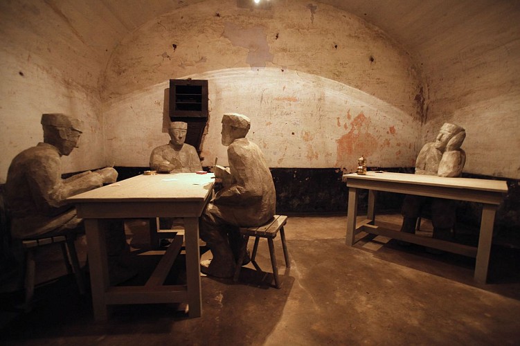 Musée du Fort de Loncin - Mannequins assis à table