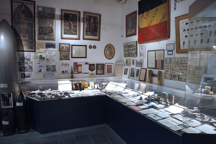 Musée du Fort de Loncin - Vitrine avec documents