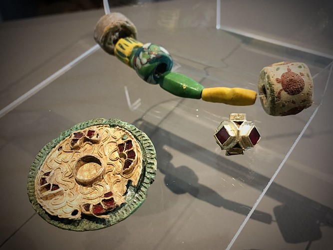 43. Fibule, boucle d_oreille et perles issus d_une tombe de femme du VIIe si+¿cle