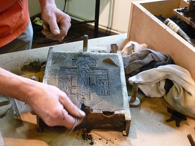 21. Artisans du m+®tal. Fonderie. Moulage au sable. Copyright S. Smets.