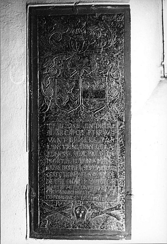 Chauveheid - Chapelle - Dalle funéraire du prêtre Capon 1774