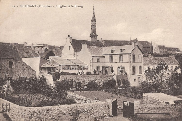 L’église et le bourg, vus du port de Lampaul
