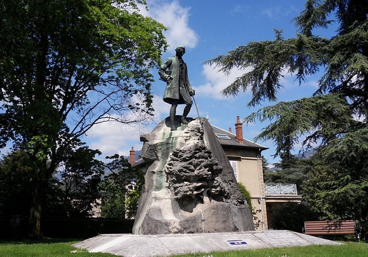 Jean-Jacques Rousseau statue