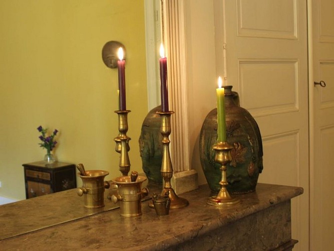 HLO_MaDamenFrance_Monclar_chambre Marguerite_cheminée