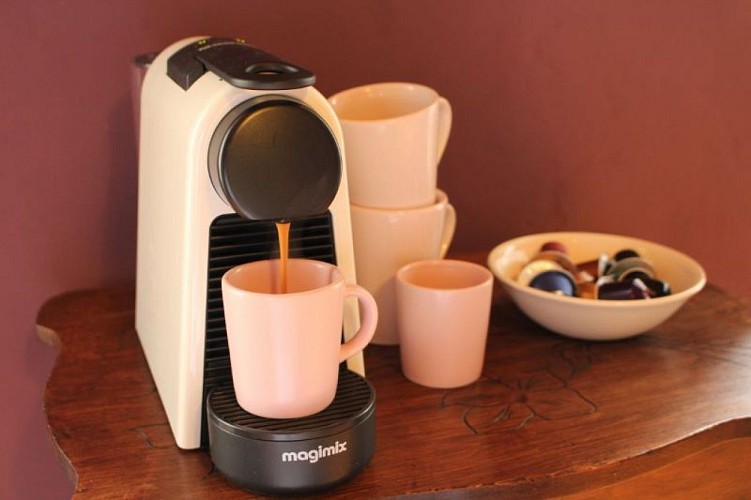 HLO_MaDamenFrance_Monclar_chambre Françoise_café