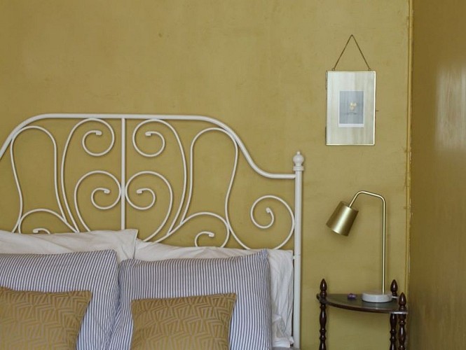 HLO_MaDamenFrance_Monclar_chambre Marguerite_chevet