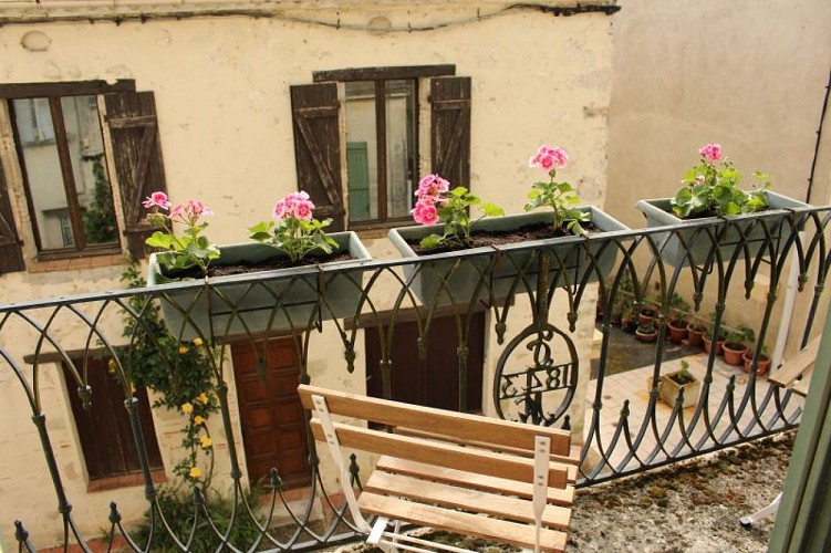 HLO_MaDamenFrance_Monclar_cahmbre simone_balcon