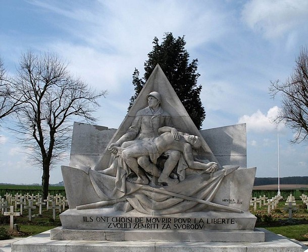 CIMETIERE MILITAIRE TCHECOSLOVAQUE ET LE MEMORIAL DE LA COMPAGNIE NAZDAR