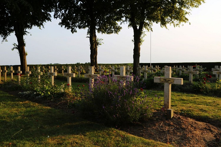 CIMETIERE MILITAIRE TCHECOSLOVAQUE ET LE MEMORIAL DE LA COMPAGNIE NAZDAR