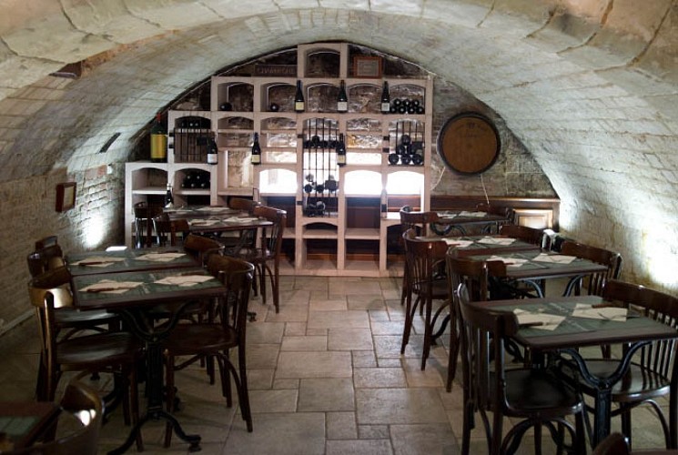 Le Caveau