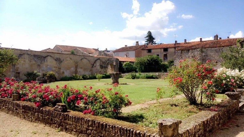 Charroux - Vienne - Jardin du cloître