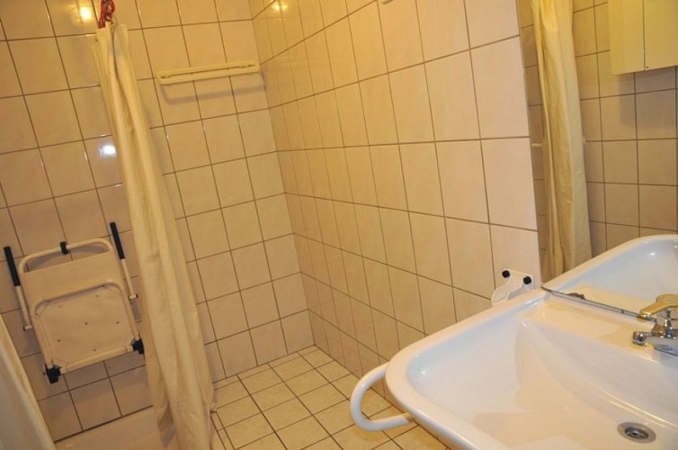 Le Fournil: salle de bain adaptée auxPMR