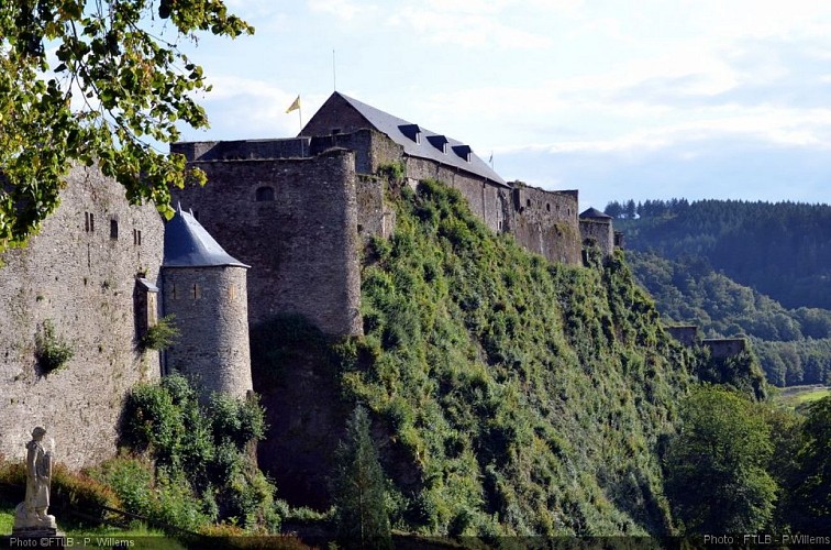 Le château fort de Bouillon sur ses pitons rocheux