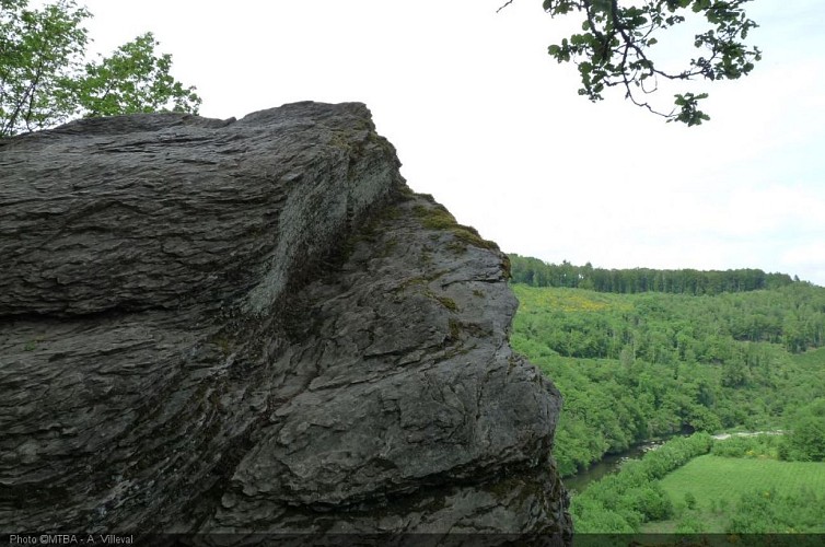 Rochehaut - prom Echelles - vue Roche Merleuxhan - juin 19 - AV MTBA (1).JPG