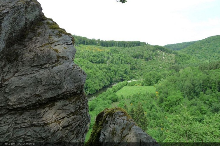 Rochehaut - prom Echelles - vue Roche Merleuxhan - juin 19 - AV MTBA (7).JPG